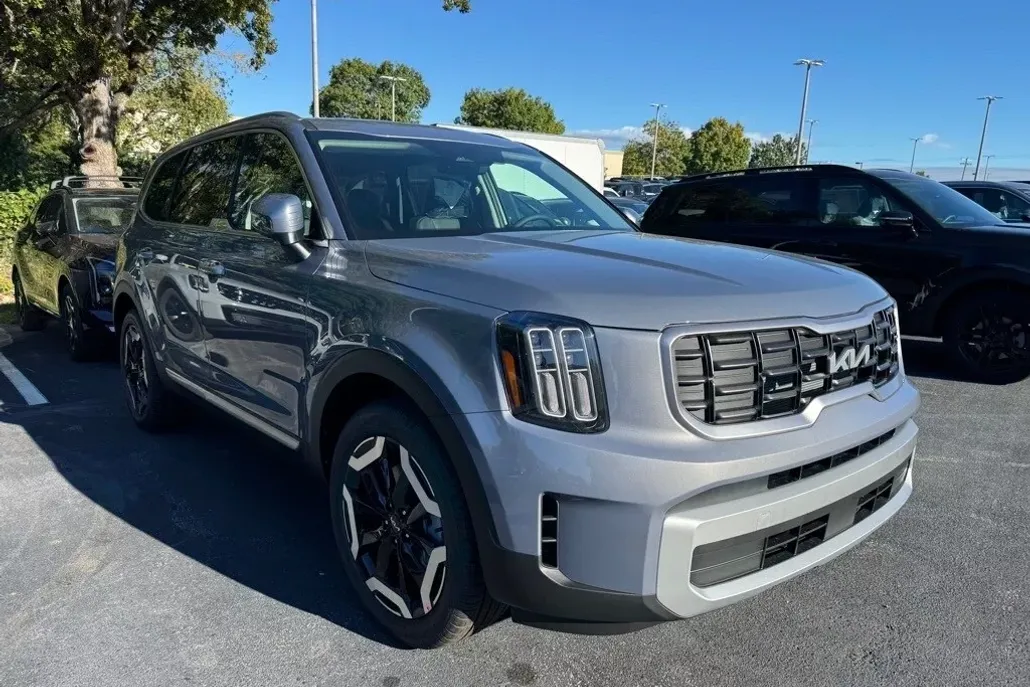 2025 Kia Telluride S photo 1