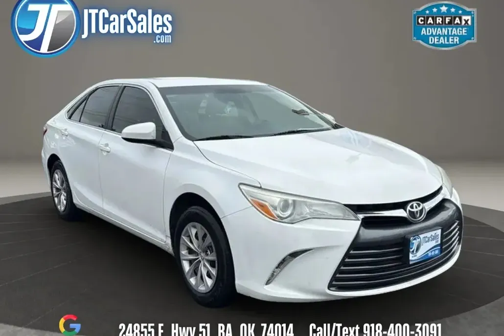 2016 Toyota Camry LE photo 1
