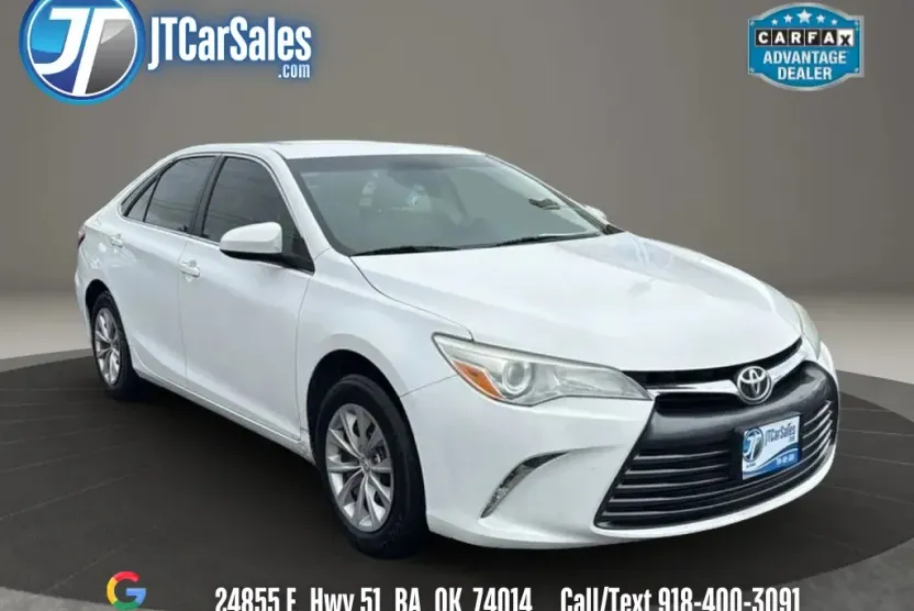 2016 Toyota Camry LE photo 1