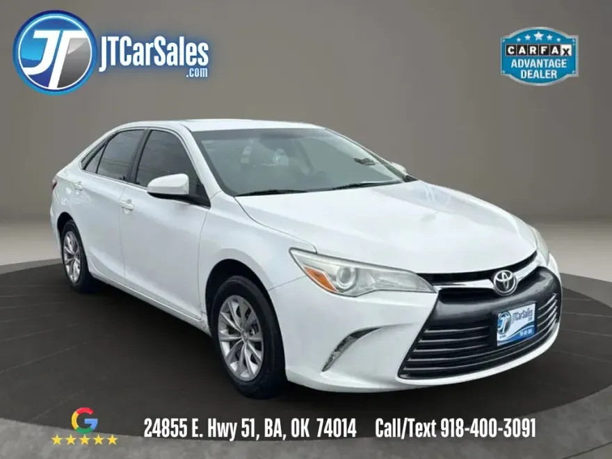 2016 Toyota Camry LE photo 1