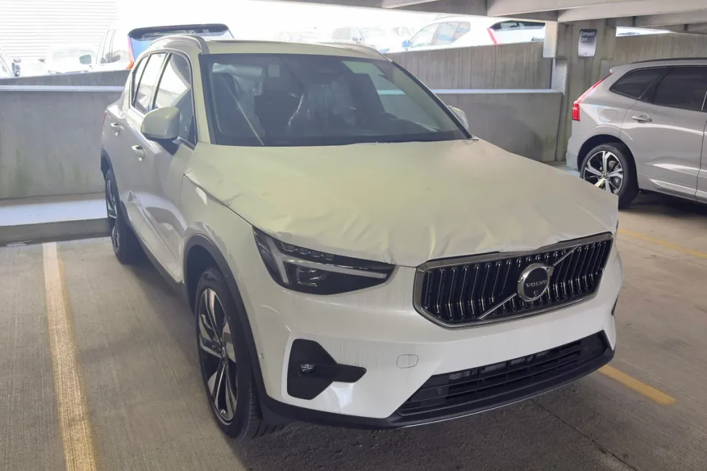 2025 Volvo XC40 Plus photo 1