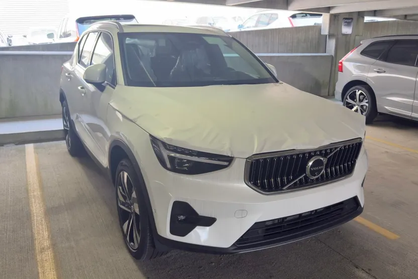 2025 Volvo XC40 Plus photo 1
