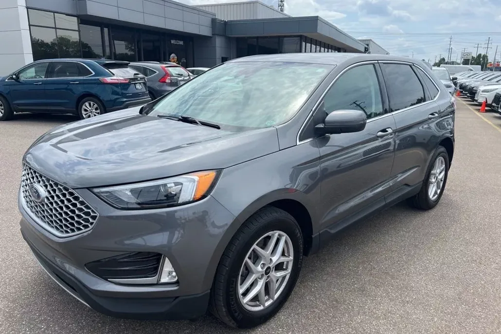 2023 Ford Edge SEL photo 1