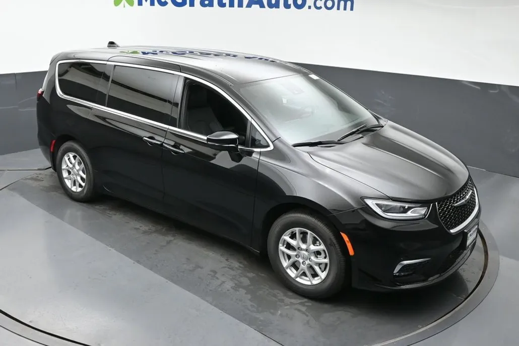 2026 Chrysler Pacifica photo 1