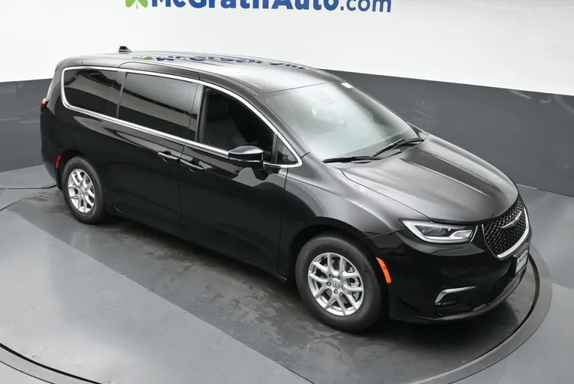 2026 Chrysler Pacifica photo 1