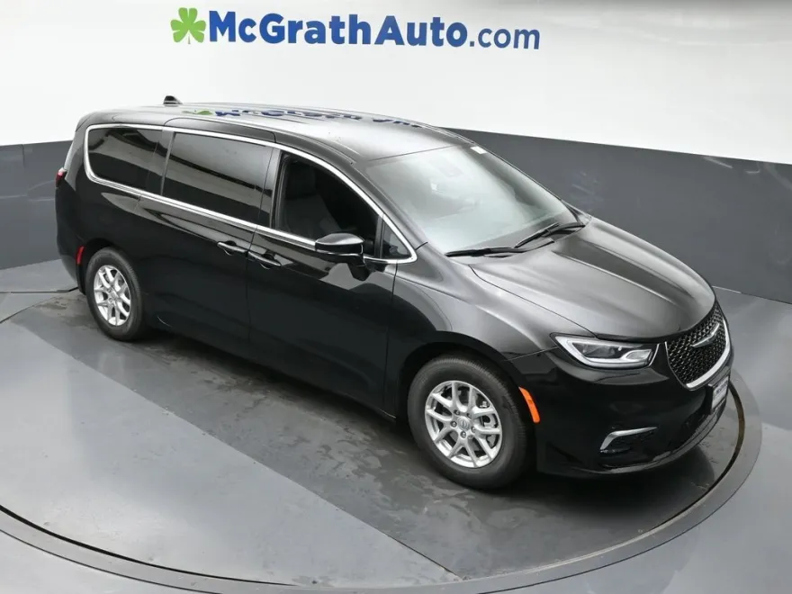 2026 Chrysler Pacifica photo 1