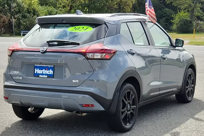 2024 Nissan Kicks SR photo 1
