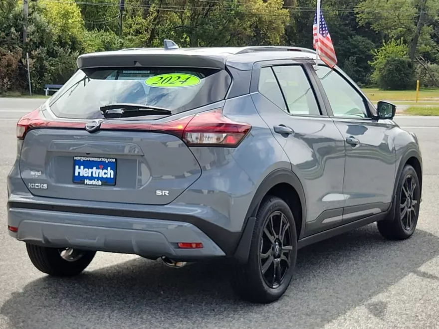 2024 Nissan Kicks SR photo 1