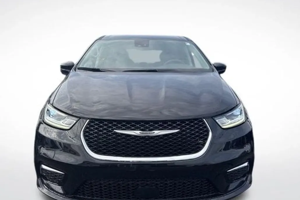 2024 Chrysler Pacifica Touring L photo 1