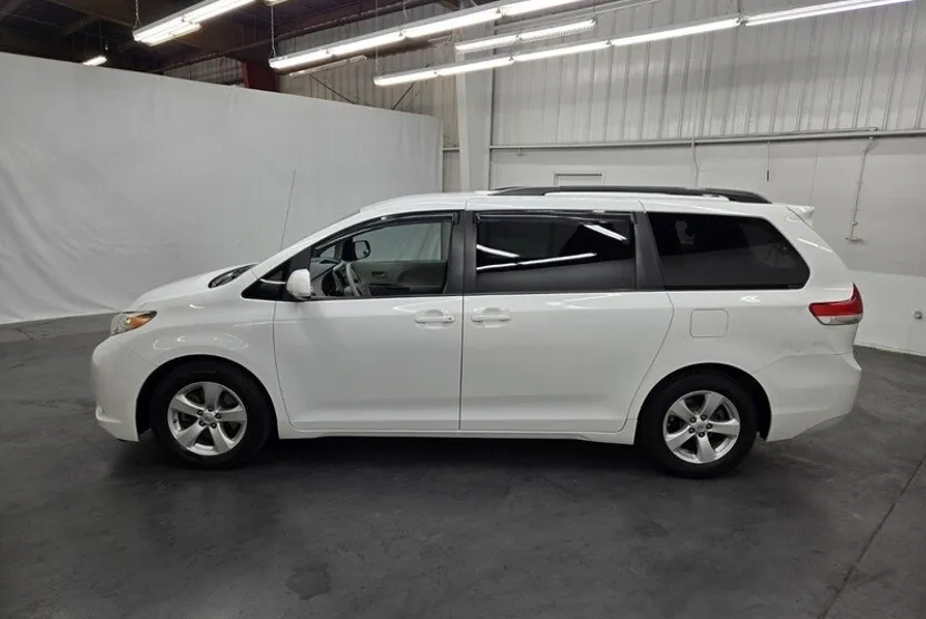 2013 Toyota Sienna LE photo 1