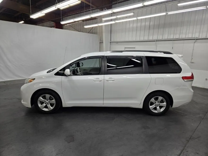 2013 Toyota Sienna LE photo 1