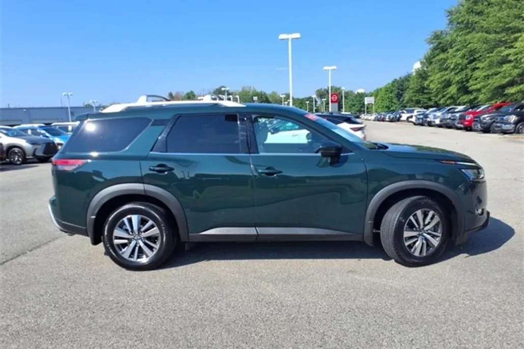 2024 Nissan Pathfinder SL photo 1