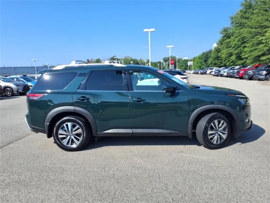 2024 Nissan Pathfinder SL photo 1