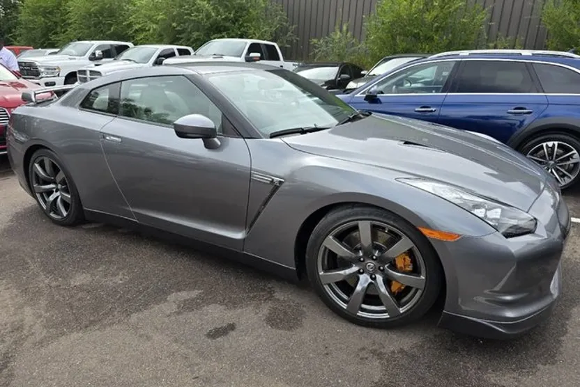 2010 Nissan GT-R Premium photo 1