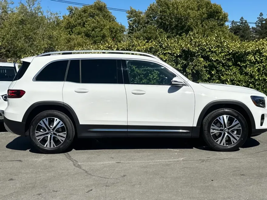 2026 Mercedes Benz GLB 250 photo 1