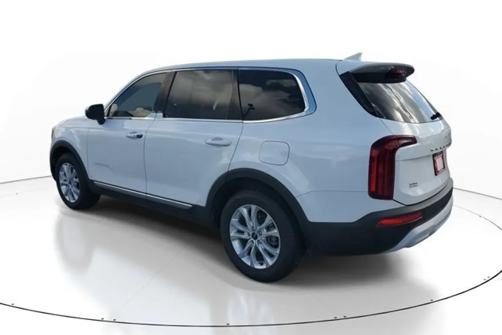 2022 Kia Telluride LX photo 1