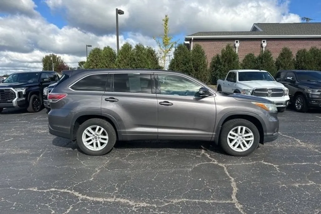 2015 Toyota Highlander LE Plus photo 1