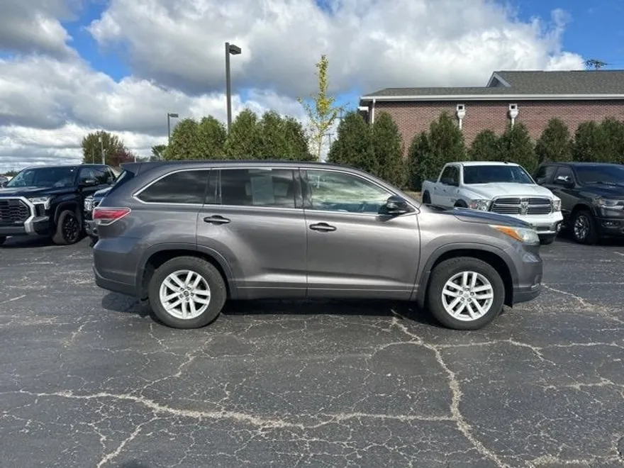 2015 Toyota Highlander LE Plus photo 1