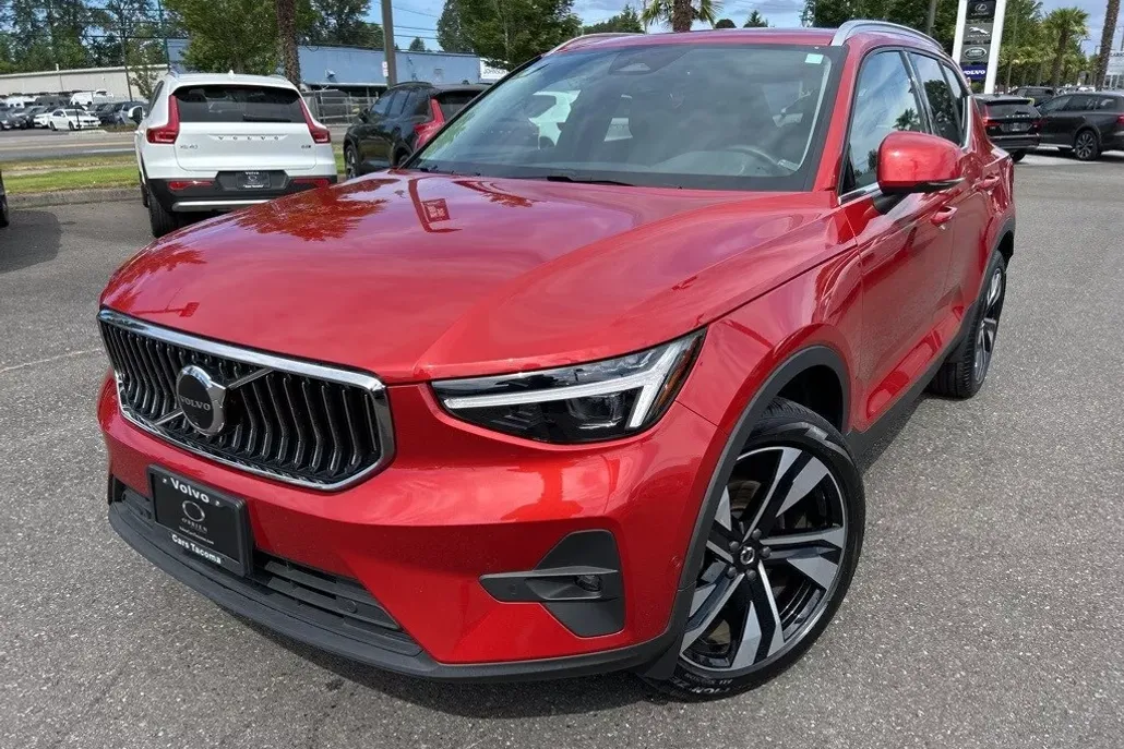 2024 Volvo XC40 Plus photo 1