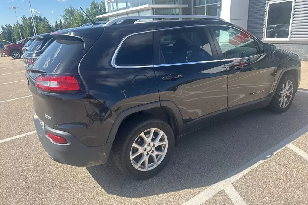 2016 Jeep Cherokee Latitude photo 1