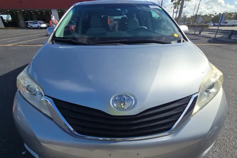 2013 Toyota Sienna LE photo 1