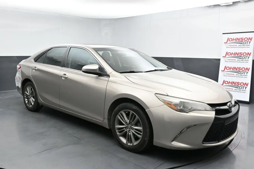 2016 Toyota Camry SE photo 1