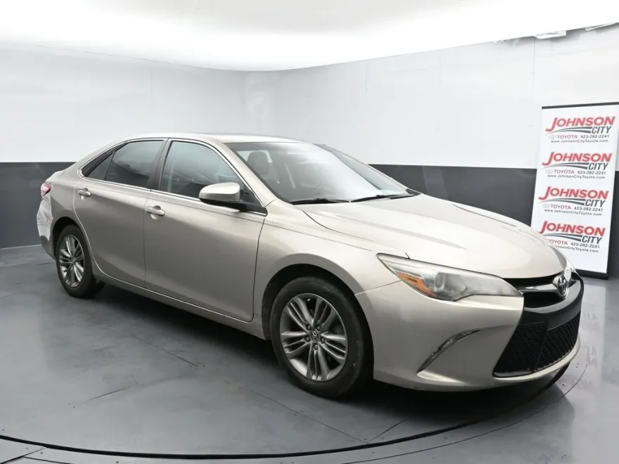 2016 Toyota Camry SE photo 1
