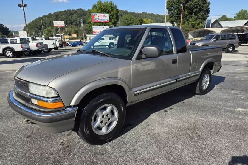 2003 Chevrolet S-10 Pickup photo 1