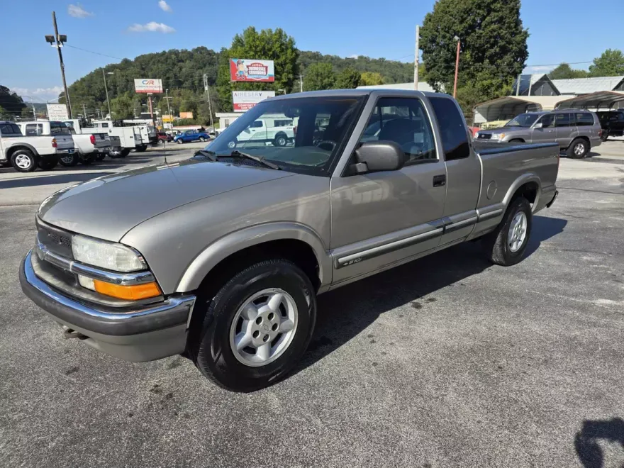 2003 Chevrolet S-10 Pickup photo 1