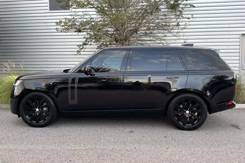 2023 Land Rover Range Rover SE photo 1