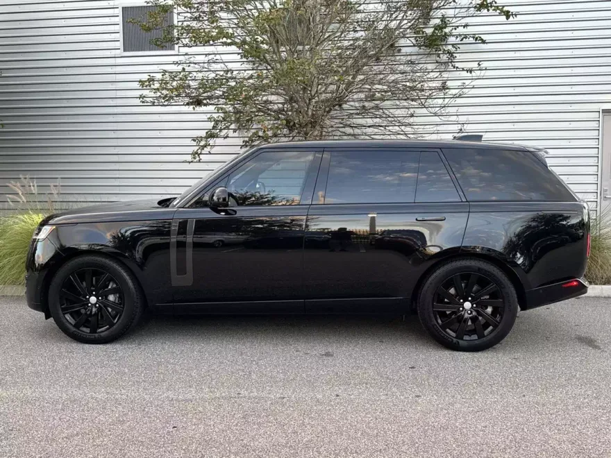 2023 Land Rover Range Rover SE photo 1