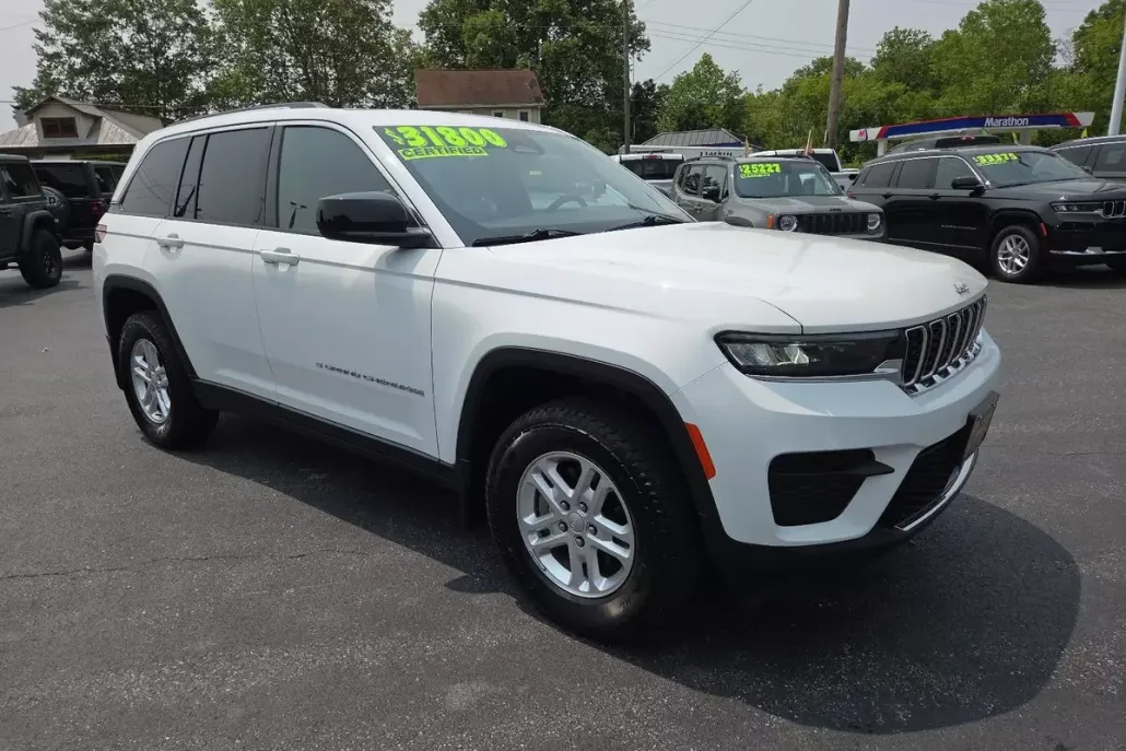 2022 Jeep Grand Cherokee Laredo photo 1