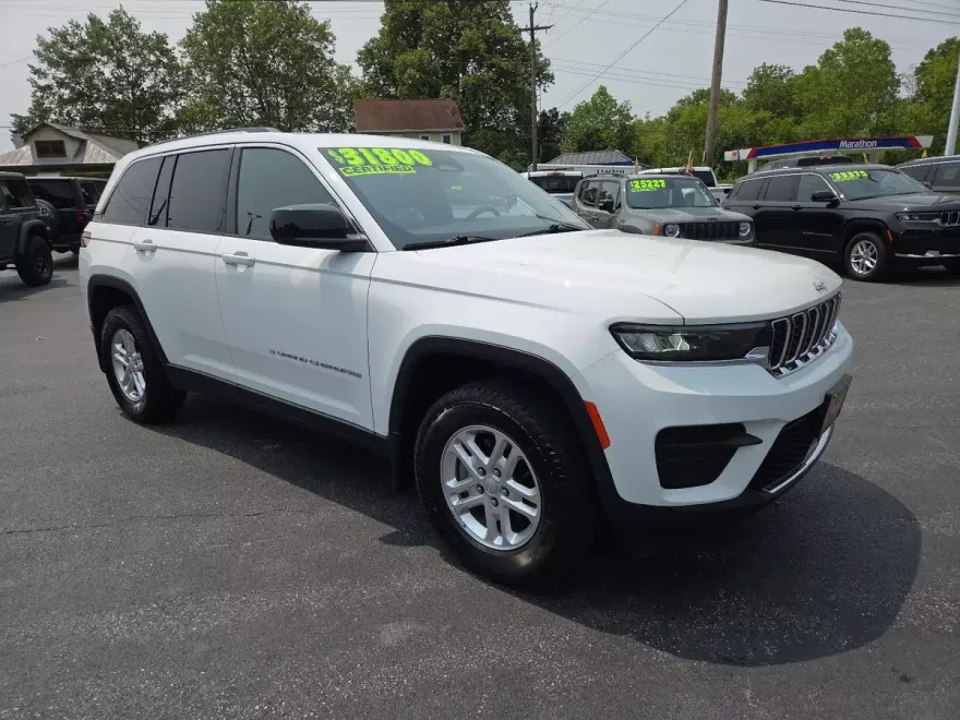 2022 Jeep Grand Cherokee Laredo photo 1