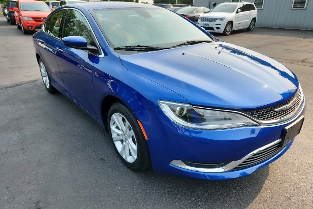 2016 Chrysler 200 Limited photo 1
