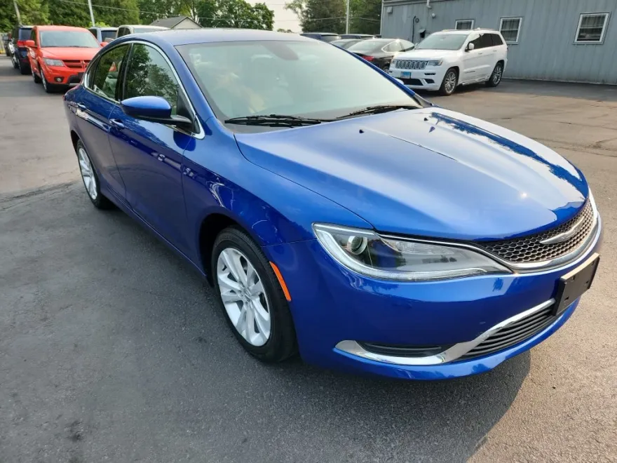 2016 Chrysler 200 Limited photo 1