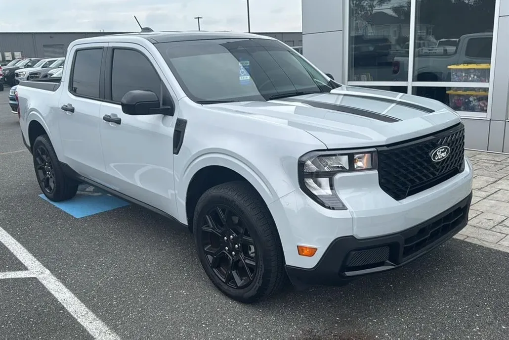 2025 Ford Maverick XLT photo 1
