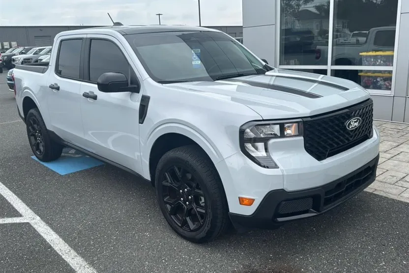 2025 Ford Maverick XLT photo 1