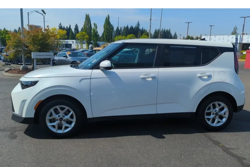 2023 Kia Soul LX photo 1