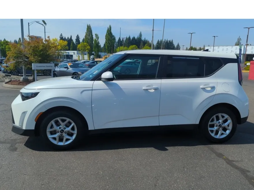 2023 Kia Soul LX photo 1