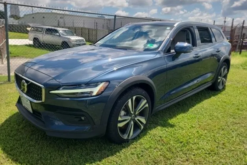 2024 Volvo V60 Cross Country B5 Plus photo 1