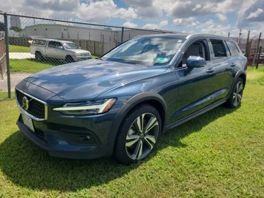 2024 Volvo V60 Cross Country B5 Plus photo 1