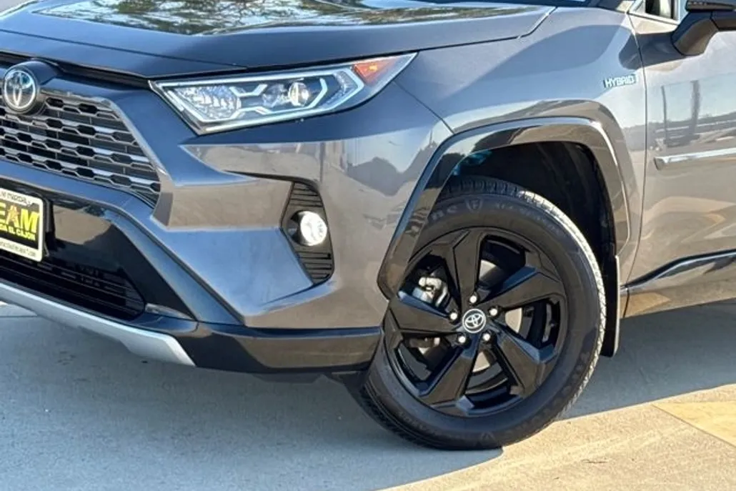 2020 Toyota RAV4 Hybrid XSE photo 1