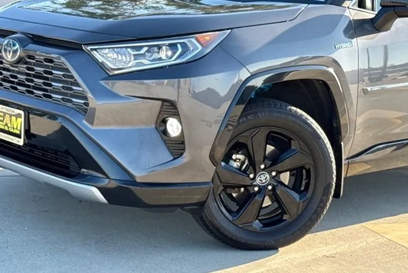 2020 Toyota RAV4 Hybrid XSE photo 1