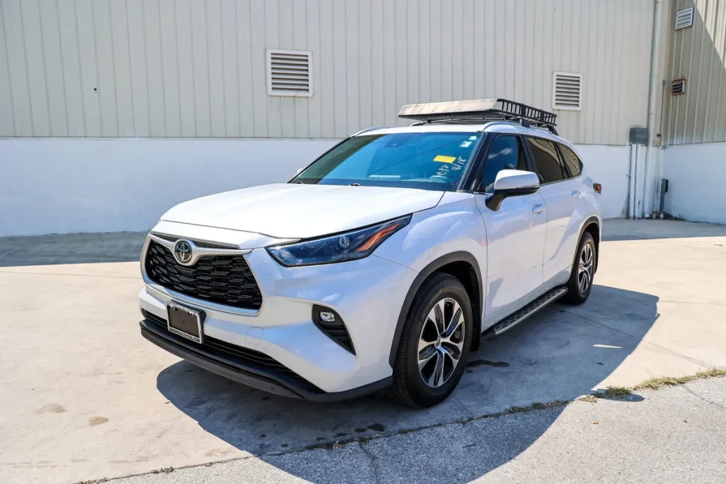 2023 Toyota Highlander XLE photo 1
