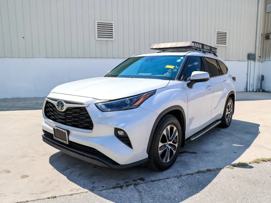 2023 Toyota Highlander XLE photo 1