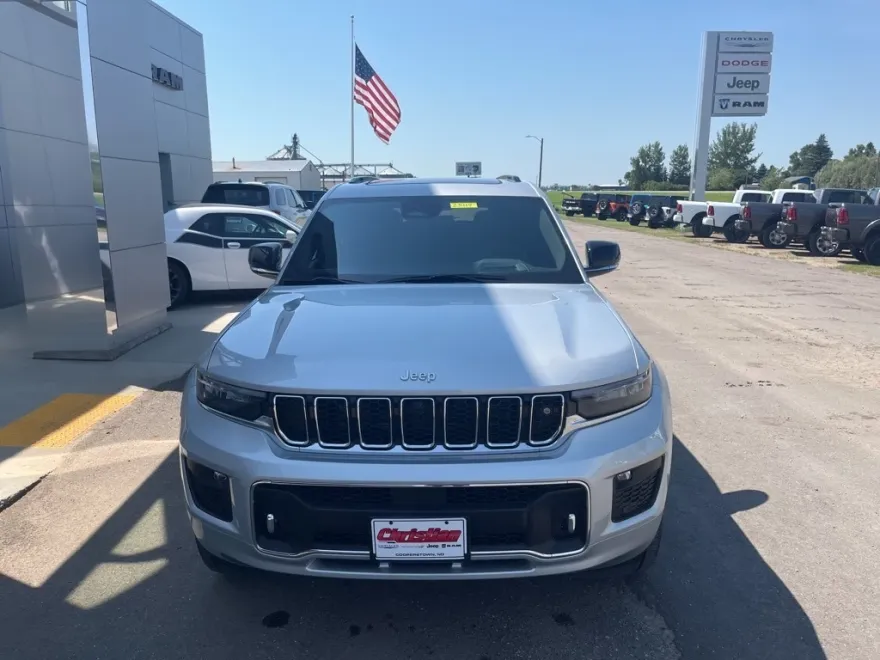 2025 Jeep Grand Cherokee Overland photo 1