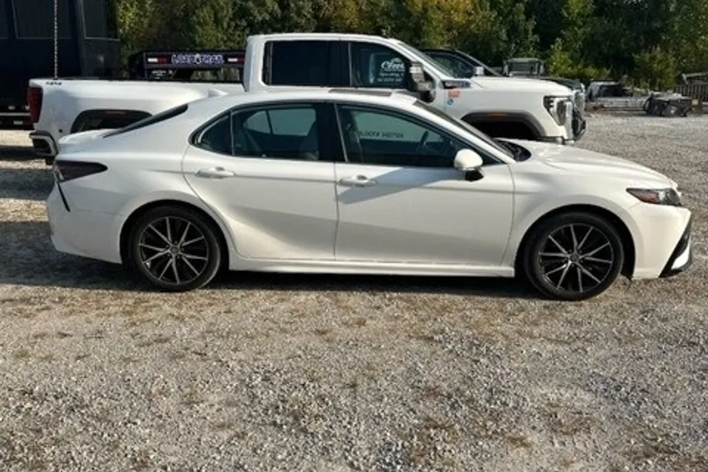 2022 Toyota Camry SE photo 1