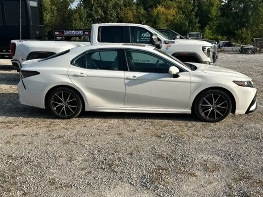 2022 Toyota Camry SE photo 1