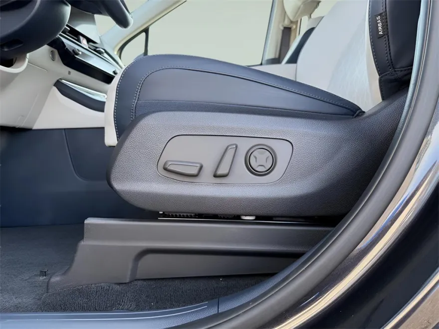 2025 Kia Carnival EX photo 1