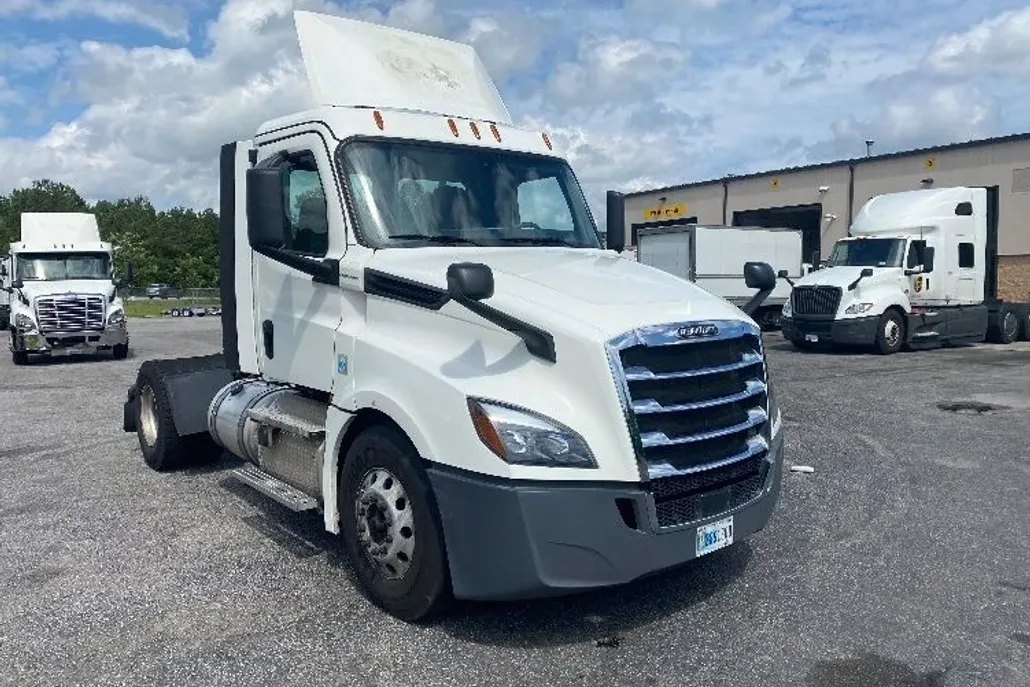 2020 Freightliner Cascadia 126" Day cab photo 1